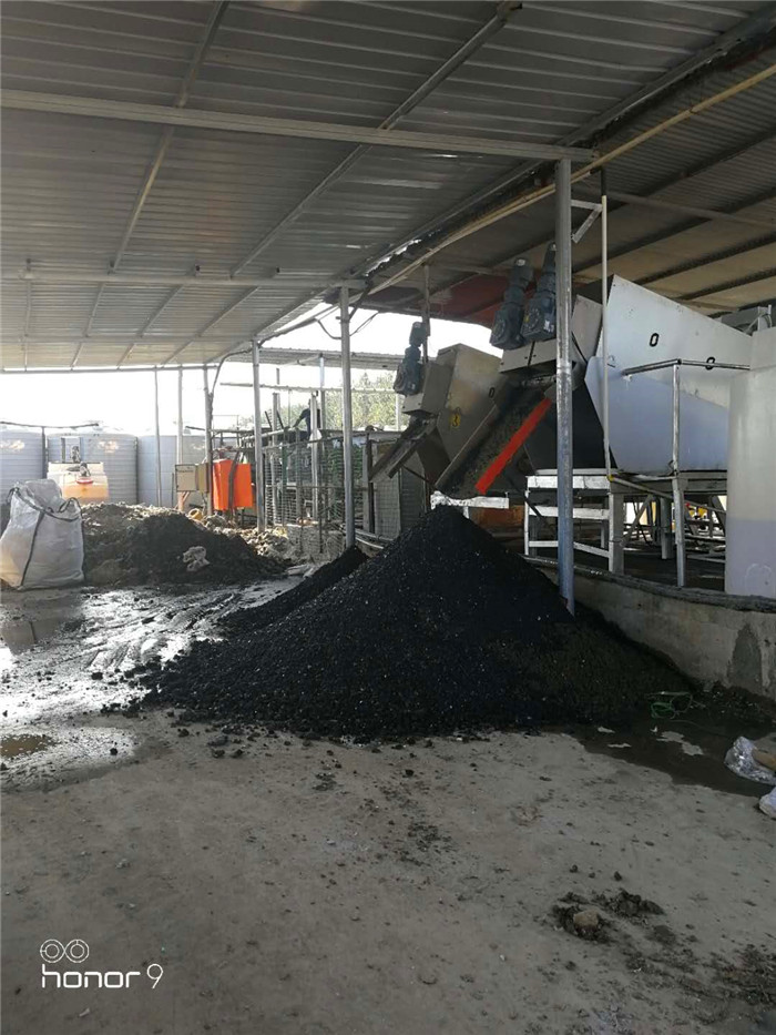 疊螺式污泥脫水機現場調試出泥效果
